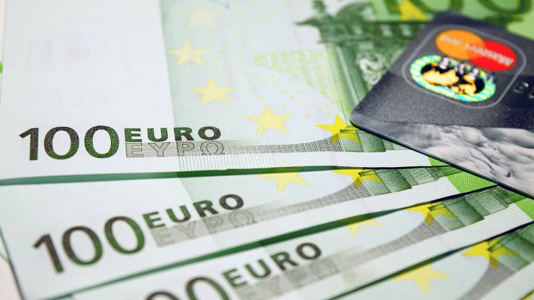 Επισπεύδεται η θέσπιση του νέου κατώτατου μισθού – Τροπολογία του υπουργείου Εργασίας για τo νέο χρονοδιάγραμμα